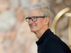 A Apple está testando quatro designs para os próximos óculos inteligentes SUN VALLEY, IDAHO - JULY 08: Apple CEO Tim Cook arrives at the Sun Valley lodge for the Allen & Company Sun Valley Conference on July 8, 2025 in Sun Valley, Idaho. Every year, some of the world's wealthiest and most powerful figures from the media, finance, technology, and political spheres converge at the Sun Valley Resort for the exclusive week-long conference hosted by boutique investment bank Allen & Co. (Photo by Kevin Dietsch/Getty Images)