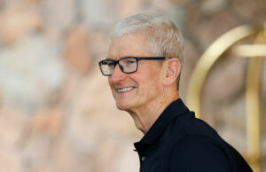 A Apple está testando quatro designs para os próximos óculos inteligentes SUN VALLEY, IDAHO - JULY 08: Apple CEO Tim Cook arrives at the Sun Valley lodge for the Allen & Company Sun Valley Conference on July 8, 2025 in Sun Valley, Idaho. Every year, some of the world's wealthiest and most powerful figures from the media, finance, technology, and political spheres converge at the Sun Valley Resort for the exclusive week-long conference hosted by boutique investment bank Allen & Co. (Photo by Kevin Dietsch/Getty Images)