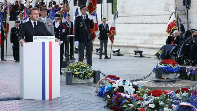 Tiras francesas de residência de um homem marroquino de 47 anos que acendeu um cigarro no Memorial de Guerra do Arco de Triomphe


