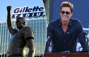 Tom Brady não hesita em trollar os fãs do Jets quando os Patriots apresentam sua estátua Tom Brady não hesita em trollar os fãs do Jets quando os Patriots apresentam sua estátua