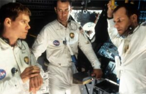 Tom Hanks, que pittrava Jim Lovell em ‘Apollo 13’, paga impostos pelo imposto de astronauta tardio Kevin Bacon, Tom Hanks e Bill Paxton vêem o palco de um filme