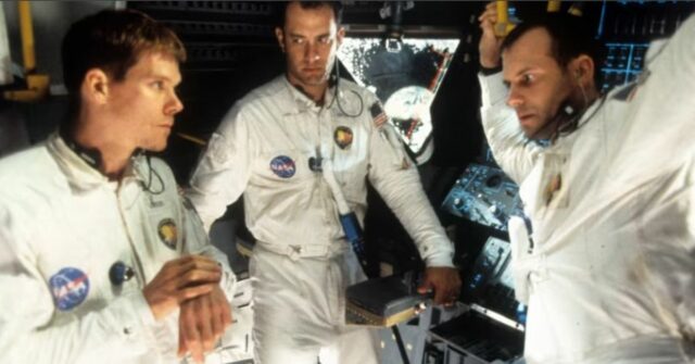 Kevin Bacon, Tom Hanks e Bill Paxton vêem o palco de um filme 