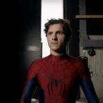 Tom Holland brinca o novo traje para o Homem-Aranha: Novo Dia