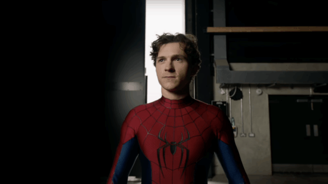Tom Holland brinca o novo traje para o Homem-Aranha: Novo Dia

