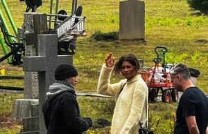 Tom Holland é apoiado por Fastman Zendaya quando ele filma no cenário Homem-Aranha: Novo Dia no Cemitério Brookwood em Surrey Tom Holland, 29, e seu marido Zendaya, 28, foram vistos filmando juntos pela primeira vez no conjunto do Homem-Aranha: Novo Dia no Cemitério Brookwood em Surrey na quinta-feira