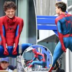 Tom Holland tenta o novo traje do Homem-Aranha nas primeiras fotos do conjunto "Brand New Day"