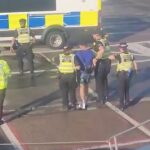 Este é o momento em que Tommy Robinson foi preso no aeroporto de Luton depois de receber um voo de Faro, em Portugal. Ele agora está no castelo