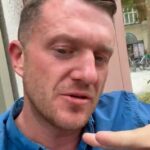Tommy Robinson foi preso hoje à noite no aeroporto de Luton por suspeita de lesão corporal grave