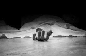 Top: Masculino, uma mulher, saindo da árvore em Bustaun; Polícia de Suicídio Top: Masculino, uma mulher, saindo da árvore em Bustaun; Polícia de Suicídio