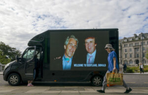 Top Trump Goons capturando expector: UP STRATÉGIA Vice -Procurador Geral Todd Blanche conversando com a mídia, sexta -feira, 27 de junho de 2025, na sala de briefing na Casa Branca, em Washington. (AP Photo / Jacquelyn Martin)