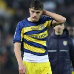 Transferir rumores, notícias: os clubes de Milão lutam contra o Liverpool para a estrela de Parma Leoni