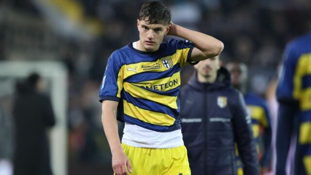 Transferir rumores, notícias: os clubes de Milão lutam contra o Liverpool para a estrela de Parma Leoni

