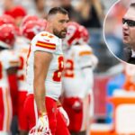 Travis Kelce (87) de Kansas City Chiefs contra o Arizona Cardinals durante a partida da pré -temporada da NFL no State Farm Stadium.