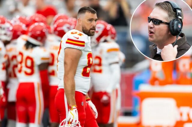 Travis Kelce (87) de Kansas City Chiefs contra o Arizona Cardinals durante a partida da pré -temporada da NFL no State Farm Stadium.