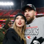 Taylor Swift A Relacionamento de Travis Kelce da linha do tempo dos Jogos de Chefes para Notas Românticas de Composição 419