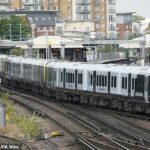 Um trem ferroviário do sudoeste das folhas de Basingstoke em Hampshire em fevereiro de 2022