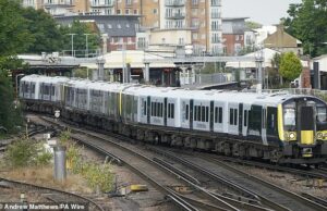 Trem Um trem ferroviário do sudoeste das folhas de Basingstoke em Hampshire em fevereiro de 2022