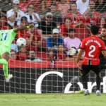 Três gols e dois ingressos vermelhos na partida do Barcelona. Lewandowski e Szcz'snny não tocaram
