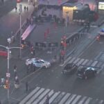Os policiais da polícia de Nova York bloqueiam o cruzamento na Times Square, onde o tiroteio ocorreu em 9 de agosto de 2025.