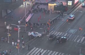 Três pessoas dispararam depois que um pistoleiro adolescente abre fogo para a Times Square, causando caos em um ponto de acesso turístico Os policiais da polícia de Nova York bloqueiam o cruzamento na Times Square, onde o tiroteio ocorreu em 9 de agosto de 2025.