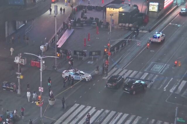 Os policiais da polícia de Nova York bloqueiam o cruzamento na Times Square, onde o tiroteio ocorreu em 9 de agosto de 2025.