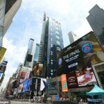 Três pessoas foram filmadas na Times Square (foto) com serviços de resgate correndo para o palco de manhã