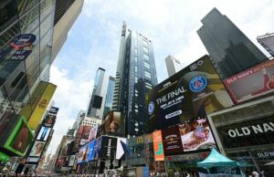 Três tiros no tiroteio da Times Square quando as equipes de emergência correm para o palco Três pessoas foram filmadas na Times Square (foto) com serviços de resgate correndo para o palco de manhã