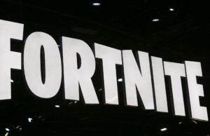 Tribunal Australiano acha que a Apple, Google abusou do poder de mercado da App Store PARIS, FRANCE - OCTOBER 25: The logo of the video game" Fortnite is displayed during the 'Paris Games Week' on October 25, 2018 in Paris, France. 'Paris Games Week' is an international trade fair for video games and runs from October 26 to 31, 2018. Pro during the 'Paris Games Week' on October 25, 2018 in Paris, France. 'Paris Games Week' is an international trade fair for video games and runs from October 26 to 31, 2018. (Photo by Chesnot/Getty Images)