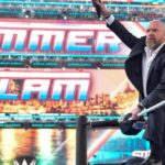 Triple H faz um grande anúncio para iniciar o WWE Raw após o SummerSlam
