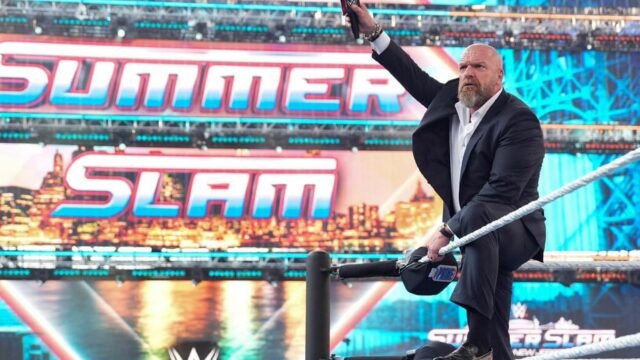 Triple H faz um grande anúncio para iniciar o WWE Raw após o SummerSlam

