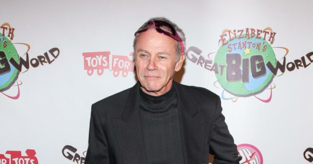 Tristan Rogers, que jogou com o belo espião Robert Scorpio no 'Hospital Geral', morre aos 79 anos

