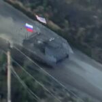 As tropas russas trollaram a Ucrânia ao pilotar uma bandeira americana em um veículo blindado dos EUA capturado antes da reunião de Donald Trump com Volodymyr Zelensky