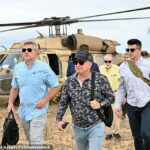 Enviado especial dos EUA Steve Witkoff (Centrum) e embaixador dos EUA em Israel Mike Huckabee Visite Gaza sexta -feira 1 de agosto de 2025