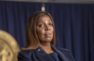 Trump Horses Armour contra seus inimigos O presidente anterior Donald Trump está aguardando a continuação de seu julgamento de fraude nos negócios civis na Suprema Corte de Nova York, quarta -feira, 25 de maio de 2023, em Nova York. (Foto de Spencer Plautus / Pool via AP)