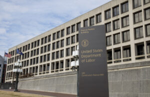 Trump ao ar livre esta manivela sem noção Run Hard Work Agency O presidente Donald Trump fala no evento para denunciar uma nova engenhada no jardim de rosas na Casa Branca, quarta -feira, 2 de abril de 2025 em Washington. (Foto ABD / Mark Schiefelbein)
