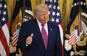 Trump assume que ele também é chefe de barril de estado de biscoito O novo logotipo do Cracker Barrel é exibido na quinta -feira, 21 de agosto de 2025, em Nova York. (AP Photo/Wyatte Grantham-Philips)