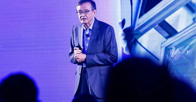 Intel CEO-LABRUM BU TAN fala com a conversa.