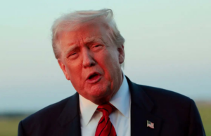 Trump coloca a polícia com base na ordem federal envia na Guarda Nacional Trump coloca a polícia com base na ordem federal envia na Guarda Nacional