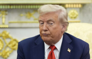 Trump deseja investir milhões em um comício de PEP do Partido Republicano antes do meio-dia O candidato presidencial republicano, ex -presidente Donald Trump, é introduzido durante a última noite da Convenção Nacional Republicana na quinta -feira, 18 de julho de 2024, em Milwaukee. (AP Photo/J. Scott Applewhite)