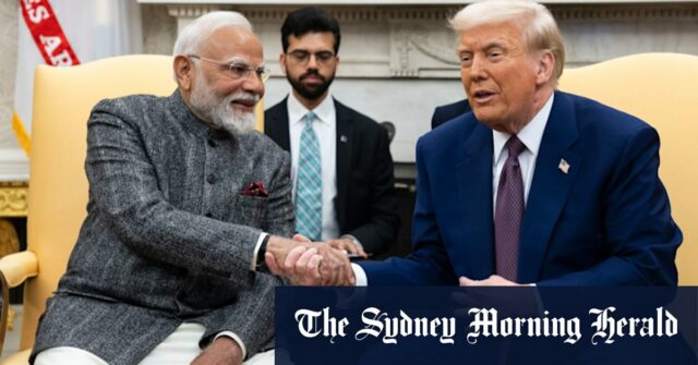 Um estudante do comércio da escola de Gurukul em Mumbai postula no final de sua própria relação entre Donald Trump e os métodos do primeiro -ministro indiano Narendra.