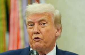 Trump diz que está planejando colocar uma tarifa 100% em chips de computador e provavelmente aumentar o custo da eletrônica Trump diz que está planejando colocar uma tarifa 100% em chips de computador e provavelmente aumentar o custo da eletrônica