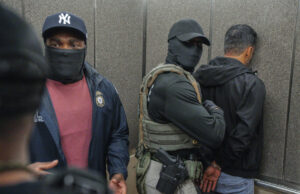 Trump é os capangas do gelo ficam ainda mais entregues e perversos com seqüestros Um voluntário configura uma arte de instalação exibindo nomes e rostos das pessoas que são detidas, transferidas ou enviadas para o acampamento offshore nos Raaids de Ice no sul da Califórnia, na quinta -feira Street Plaza em Los Angeles, 3 de julho, Dovarganes)