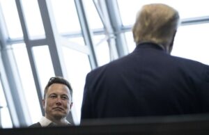 Trump está desesperado para o sinal excluído A camiseta Elon Moschus Mosschi é lida