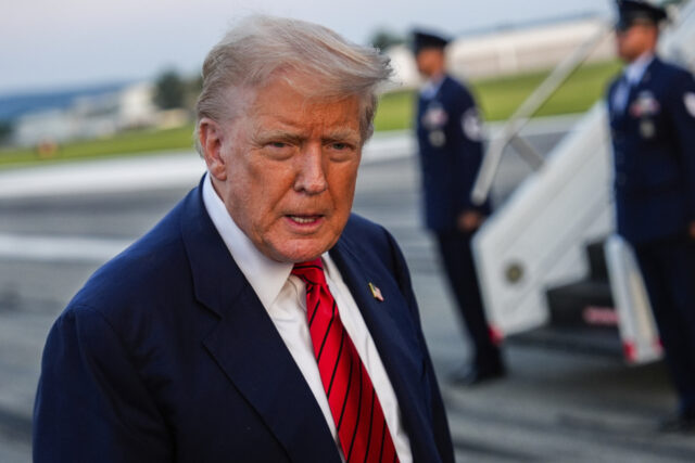 Trump está girando na economia espiral na entrevista Delenitur

