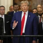 O presidente Donald Trump garantiu uma vitória de quase US $ 500 milhões quando um tribunal de apelações decidiu que não precisa pagar a penalidade em seu caso de fraude de Nova York. Na foto: Trump fala ao lado de sua então atory Alina Habba, fora da sala do tribunal em Nova York em 11 de janeiro de 2024