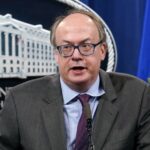 Arquivo - O advogado de Emil Bove, em seguida, o ex -presidente Donald Trump, participa do Tribunal Penal de Manhattan durante a sentença de Trump em Silêncio Money Case em Nova York / 10, 2025. (Letras de Jeenah / Bloomberg via AP, arquivo)