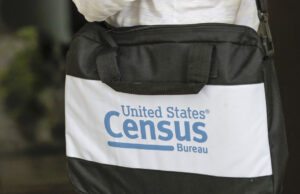 Trump quer usar matemática racista para remodelar as eleições O presidente Donald Trump conversando com os repórteres antes de embarcar no Air Force One no Aeroporto Internacional de Lehigh Valley, domingo, 3 de agosto de 2025, em Allentown, PA. (AP Photo / Julia DeMaree Nikhinson)