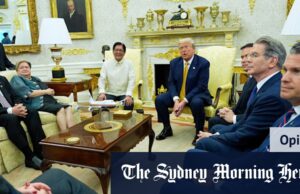 Trump transforma as pessoas em casa no palácio saudita ‘ditador-chick’ Donald Trump com um presente do chefe da Apple, Tim Cook.