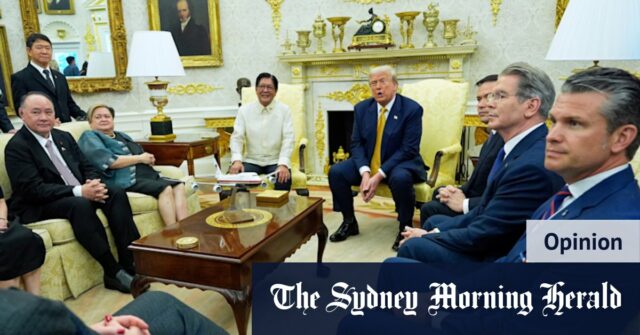 Donald Trump com um presente do chefe da Apple, Tim Cook.