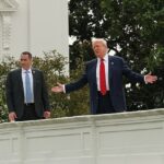 O presidente Donald Trump colabora com repórteres do telhado da Casa Branca sob um